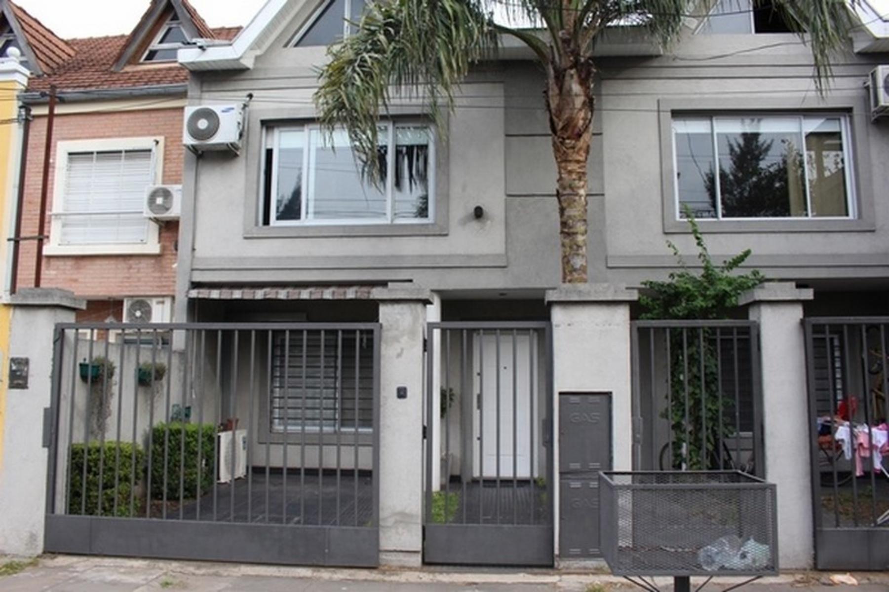 HERMOSO DUPLEX EN VILLA SARMIENTO SOBRE COLECTORA SUR MUY BIEN AMBIENTADO 5 MTS. DE ANCHO, CONSTRUCCION DE PRIMERA CATEGORIA, — foto 13