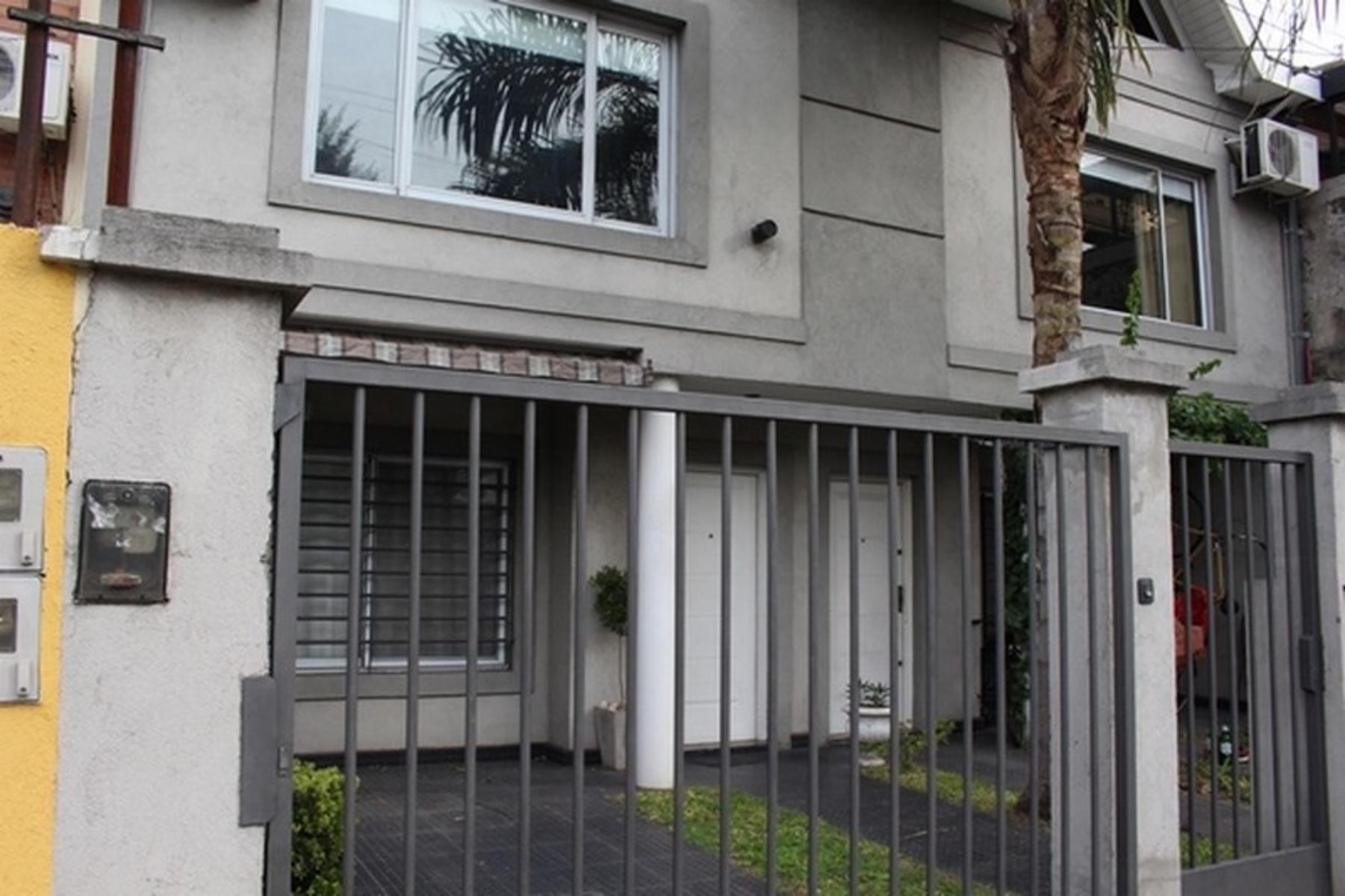 HERMOSO DUPLEX EN VILLA SARMIENTO SOBRE COLECTORA SUR MUY BIEN AMBIENTADO 5 MTS. DE ANCHO, CONSTRUCCION DE PRIMERA CATEGORIA, — foto 14