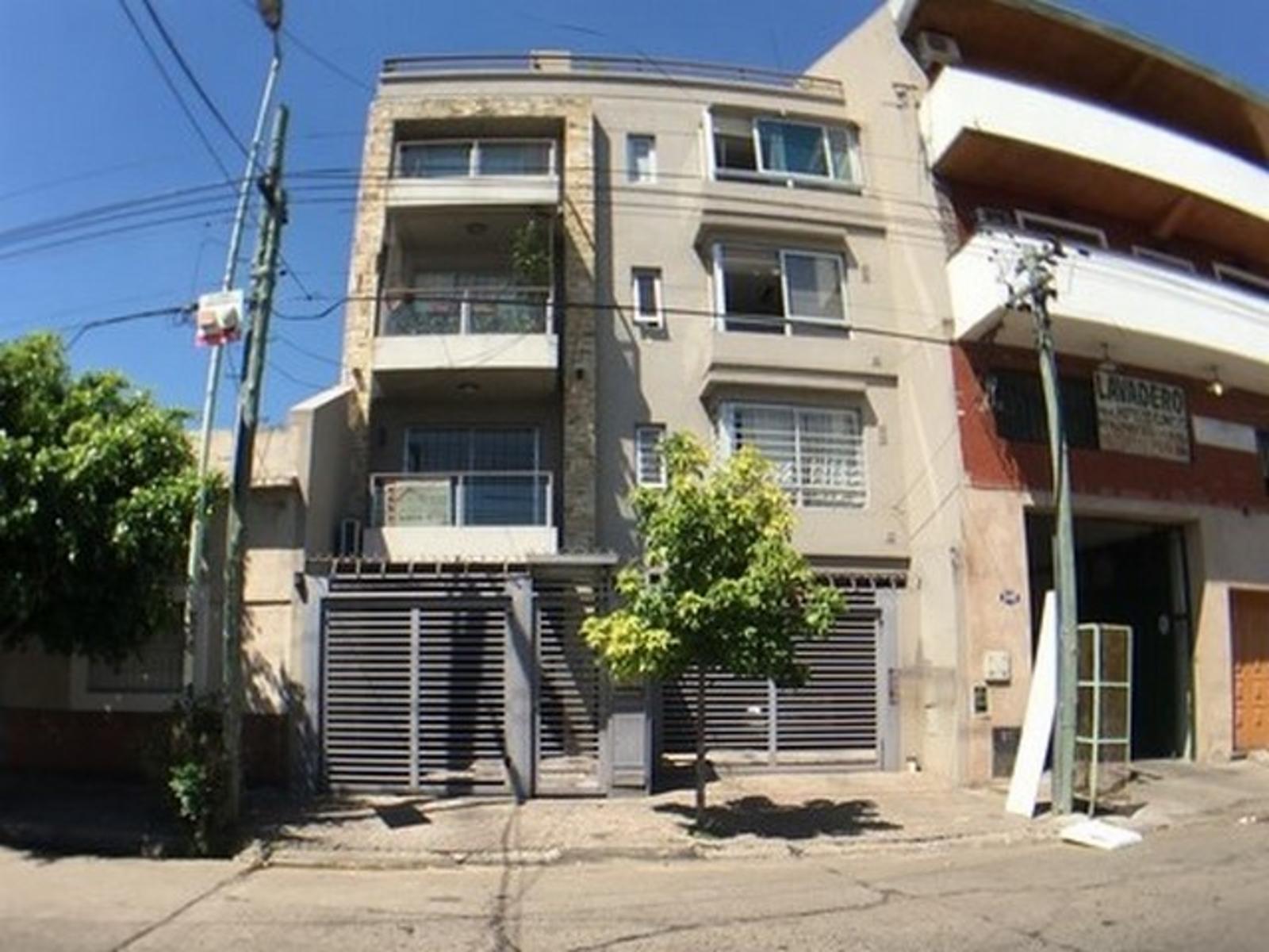 DEPARTAMENTO EN EDIFICIO DE 3 PISOS