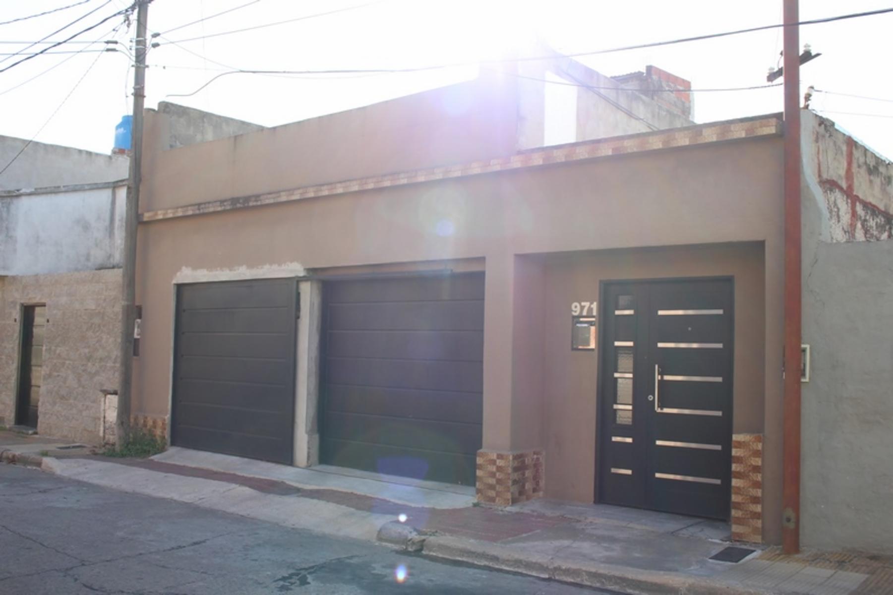 CASA AMERICANA EN UNA PLANTA CON DEPTO DE 3 AMB. CONTRAFRENTE — foto 2