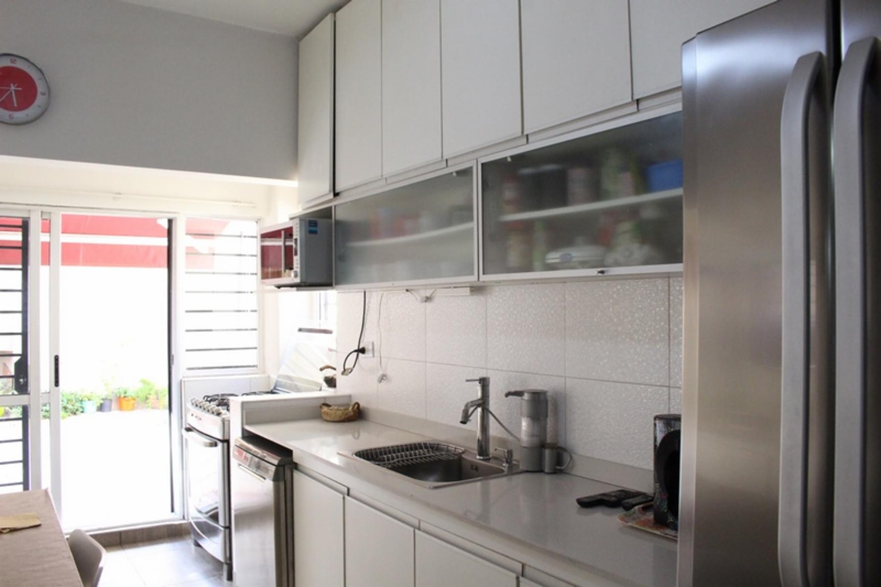 CASA AMERICANA EN UNA PLANTA CON DEPTO DE 3 AMB. CONTRAFRENTE — foto 3