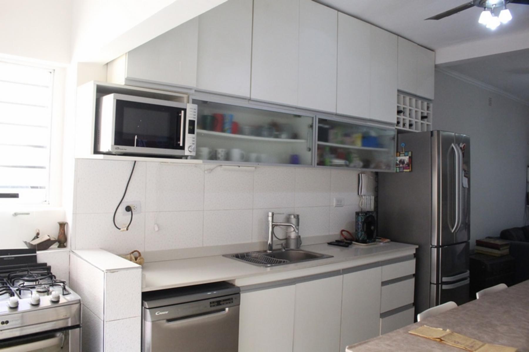 CASA AMERICANA EN UNA PLANTA CON DEPTO DE 3 AMB. CONTRAFRENTE — foto 4
