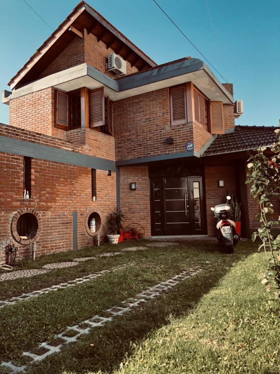 Casa de diseño en Venta Ituzaingó