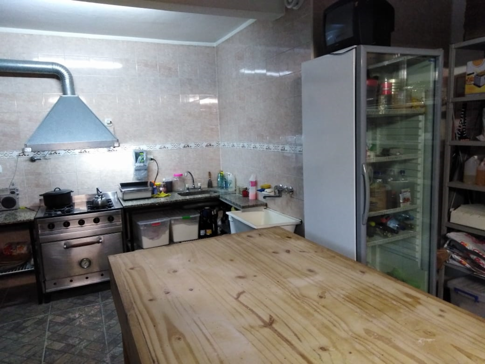 HERMOSO LOCAL AL FRENTE. EXCELENTE ESTADO. EQUIPADO PARA GASTRONOMIA — foto 2