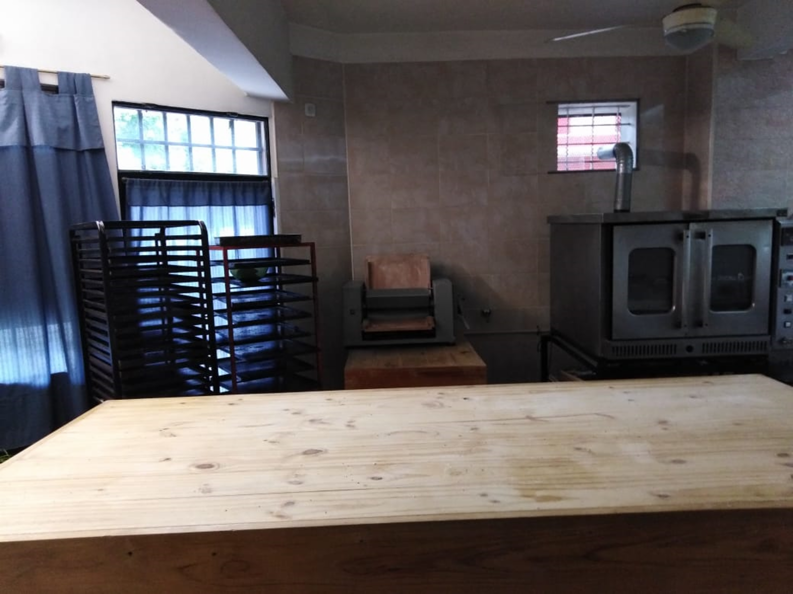 HERMOSO LOCAL AL FRENTE. EXCELENTE ESTADO. EQUIPADO PARA GASTRONOMIA — foto 3