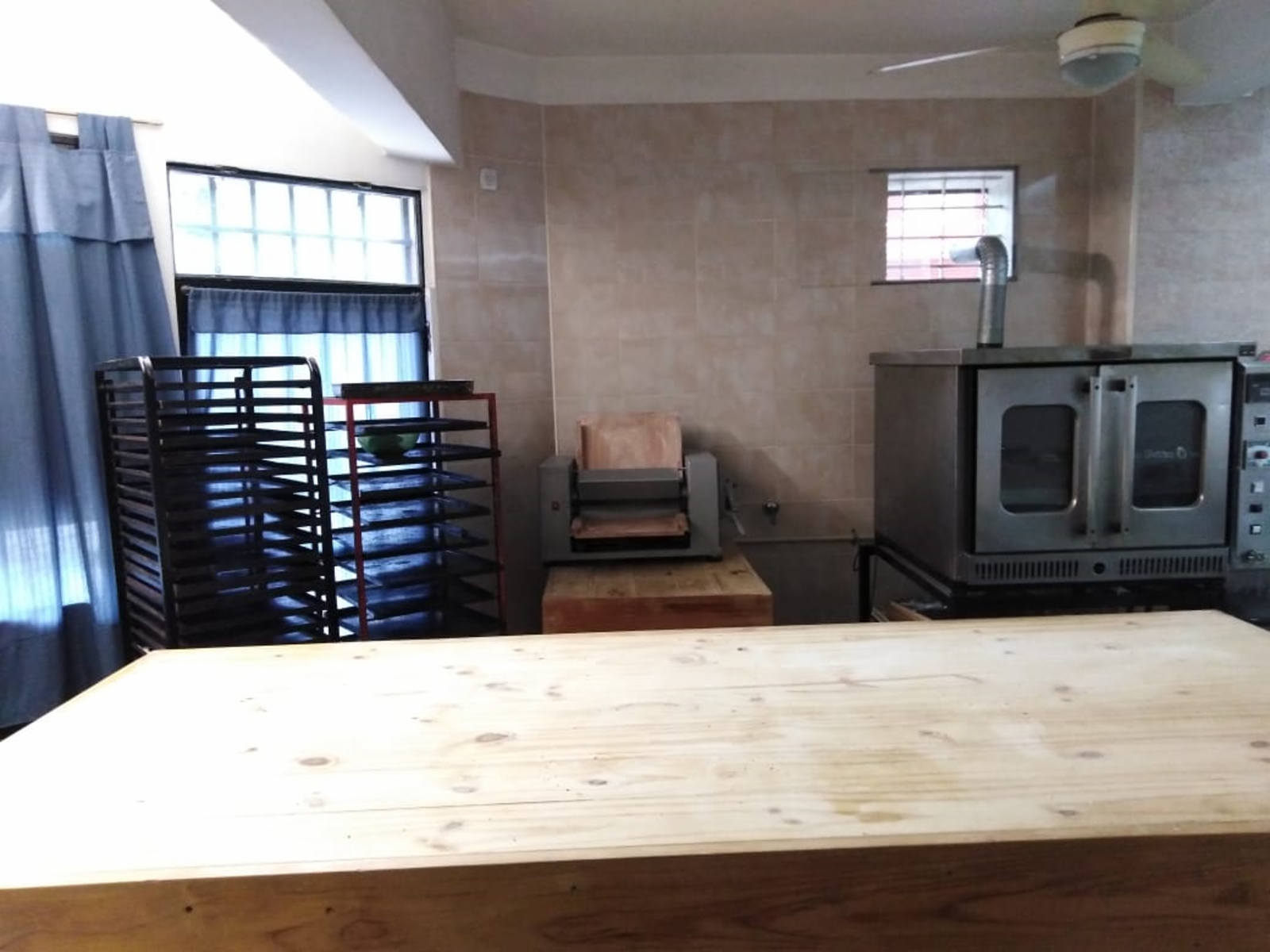 HERMOSO LOCAL AL FRENTE. EXCELENTE ESTADO. EQUIPADO PARA GASTRONOMIA — foto 4