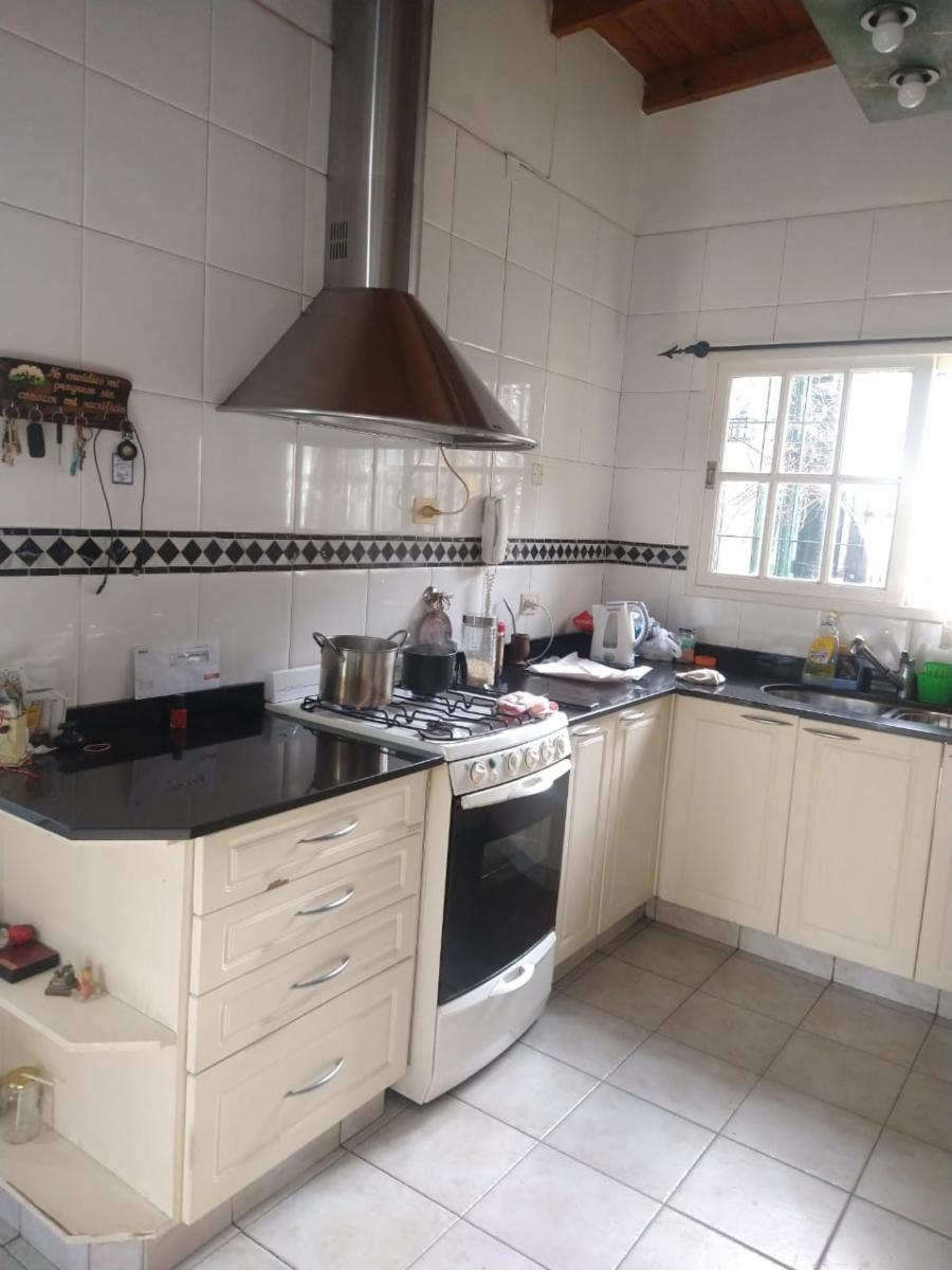 Vende Hermosa Casa 4 Amb Con Parque, Quincho, Pileta Y Cochera - 2