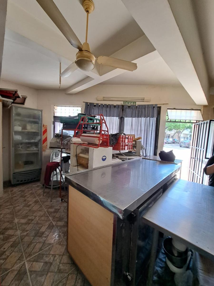 VENDE LOCAL EN ESQUINA EN VILLA GERAL MITRE CON MOBILIARIO - 4