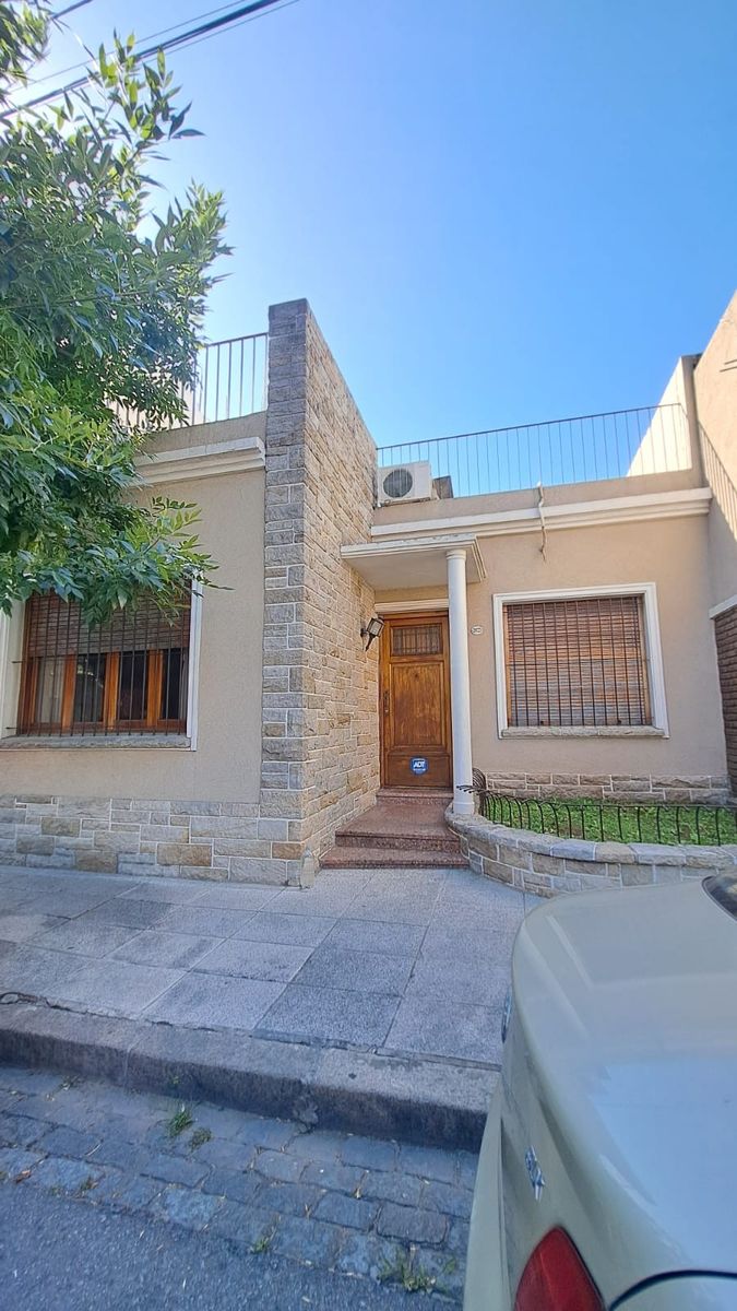VENDE HERMOSA CASA, LOTE PORPIO EN VILLA GRAL MITRE - 1