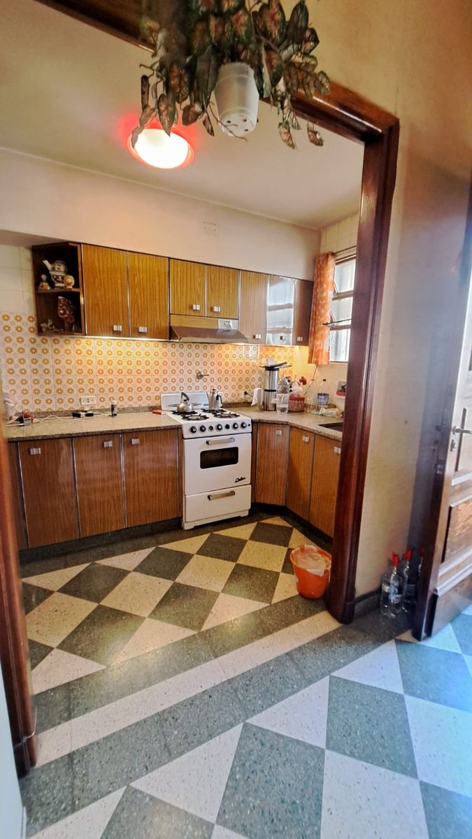 VENDE HERMOSA CASA, LOTE PORPIO EN VILLA GRAL MITRE - 2