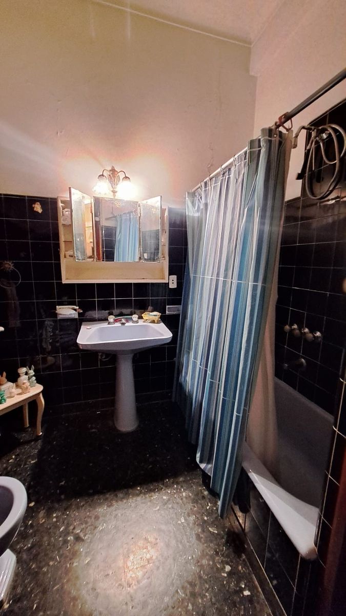 VENDE HERMOSA CASA, LOTE PORPIO EN VILLA GRAL MITRE - 18