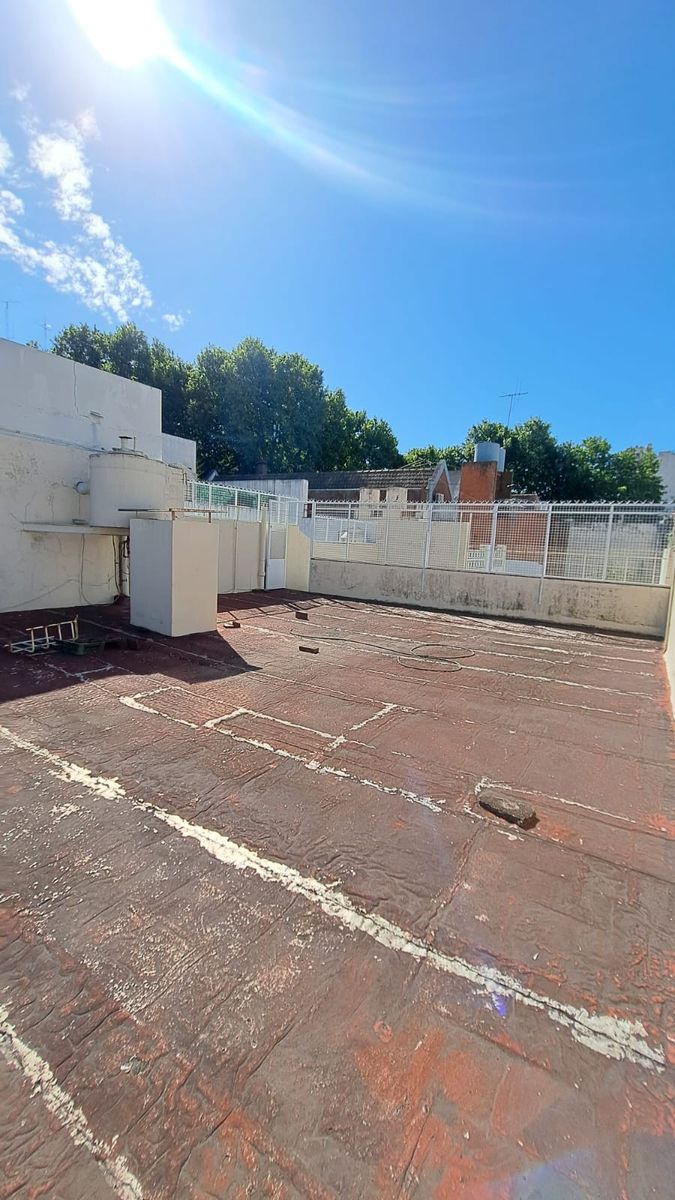 VENDE HERMOSA CASA, LOTE PORPIO EN VILLA GRAL MITRE - 22