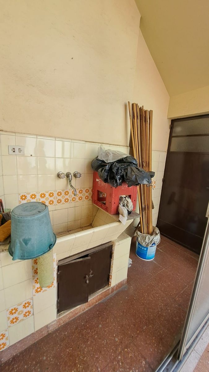 VENDE HERMOSA CASA, LOTE PORPIO EN VILLA GRAL MITRE - 23