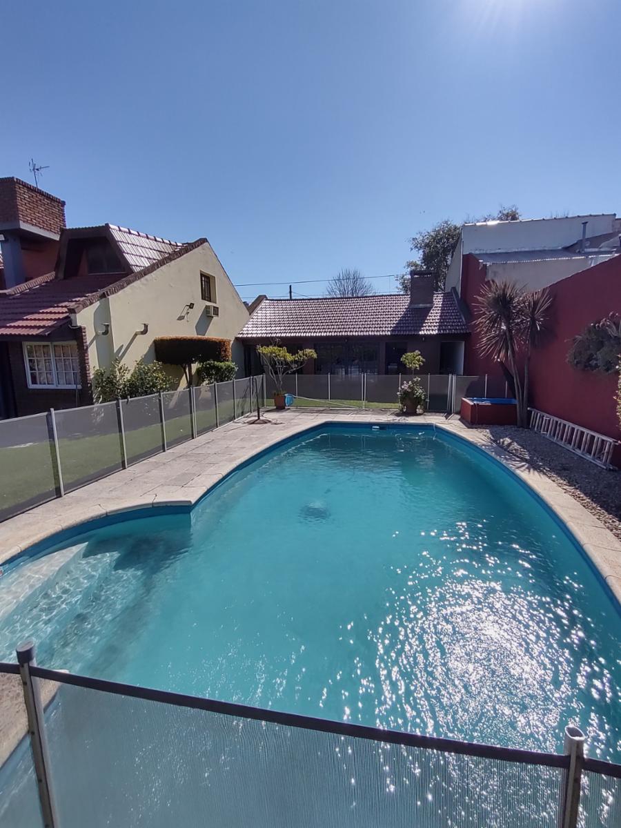 Excelente chalet sobre 2 lotes. San Antonio de Padua
