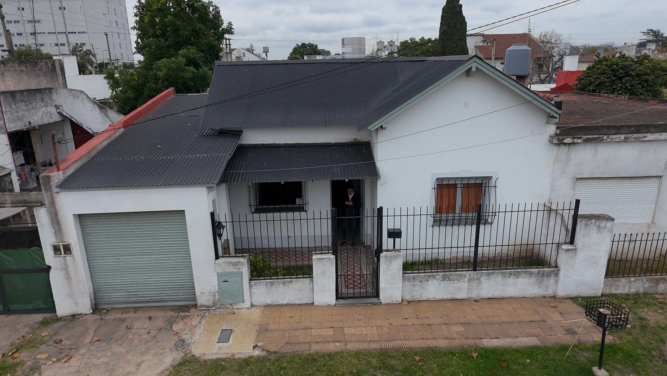 Excelente casa de 4 ambientes con cochera y patio. Morón