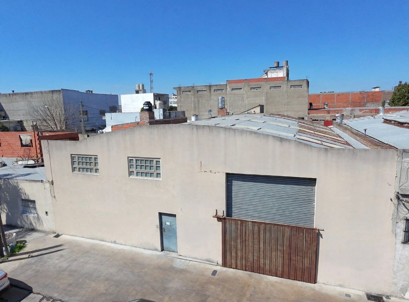 Alquiler depósito Industrial + oficinas y showrrom. Zonificación U2B. — foto 2