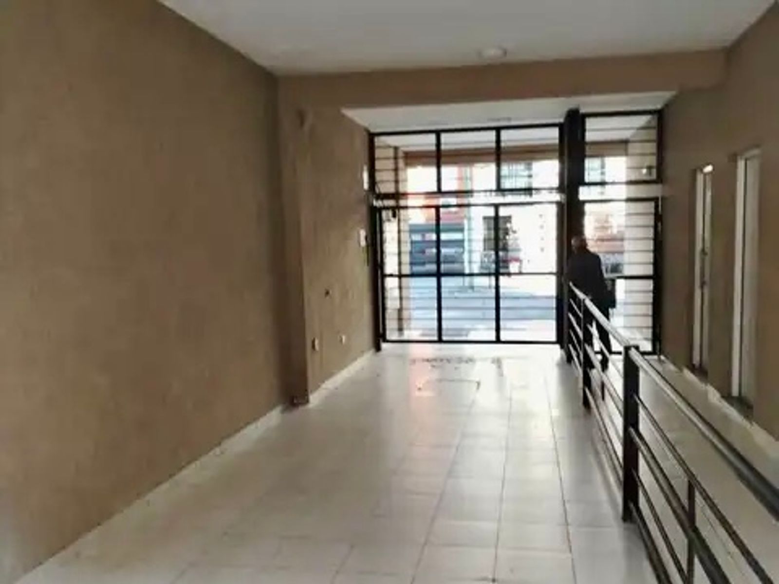Excelente Departamento de 2 ambientes con cochera cubierta. San Justo - 1