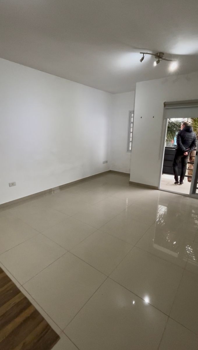 Excelente Departamento de 2 ambientes con cochera cubierta. San Justo - 5