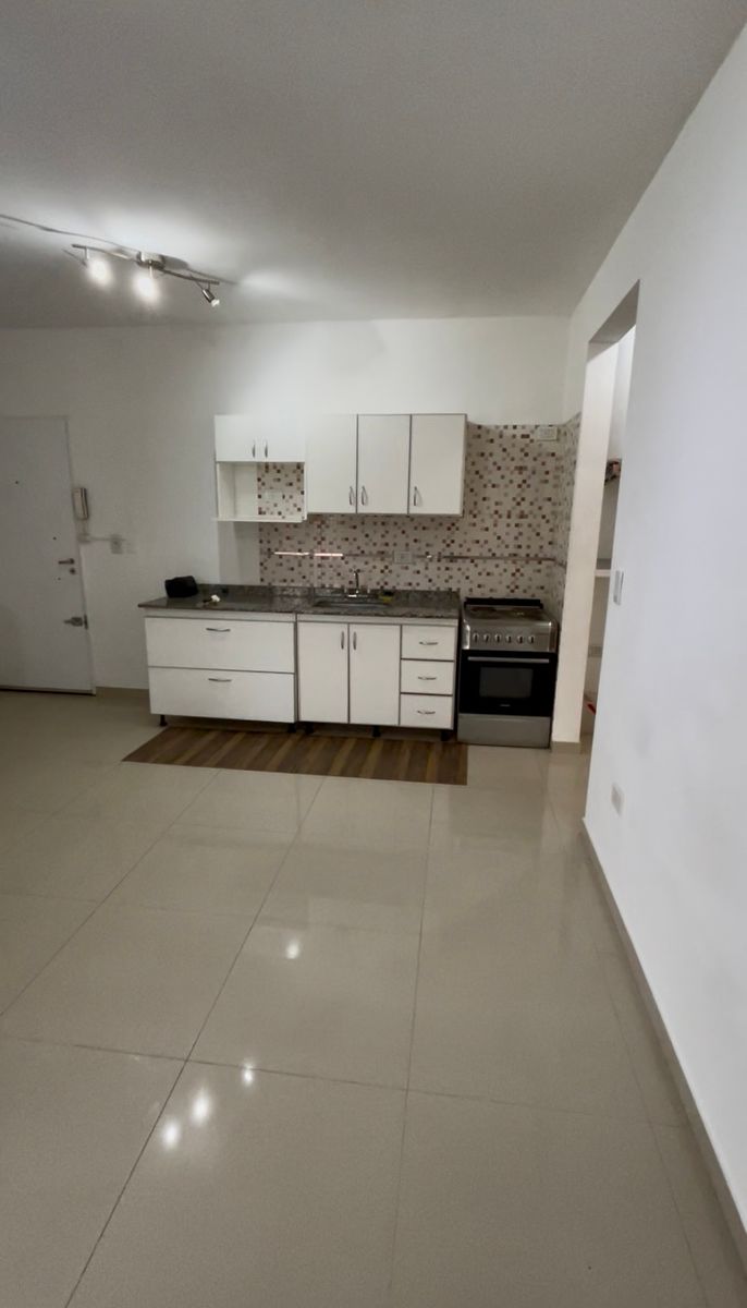 Excelente Departamento de 2 ambientes con cochera cubierta. San Justo - 7