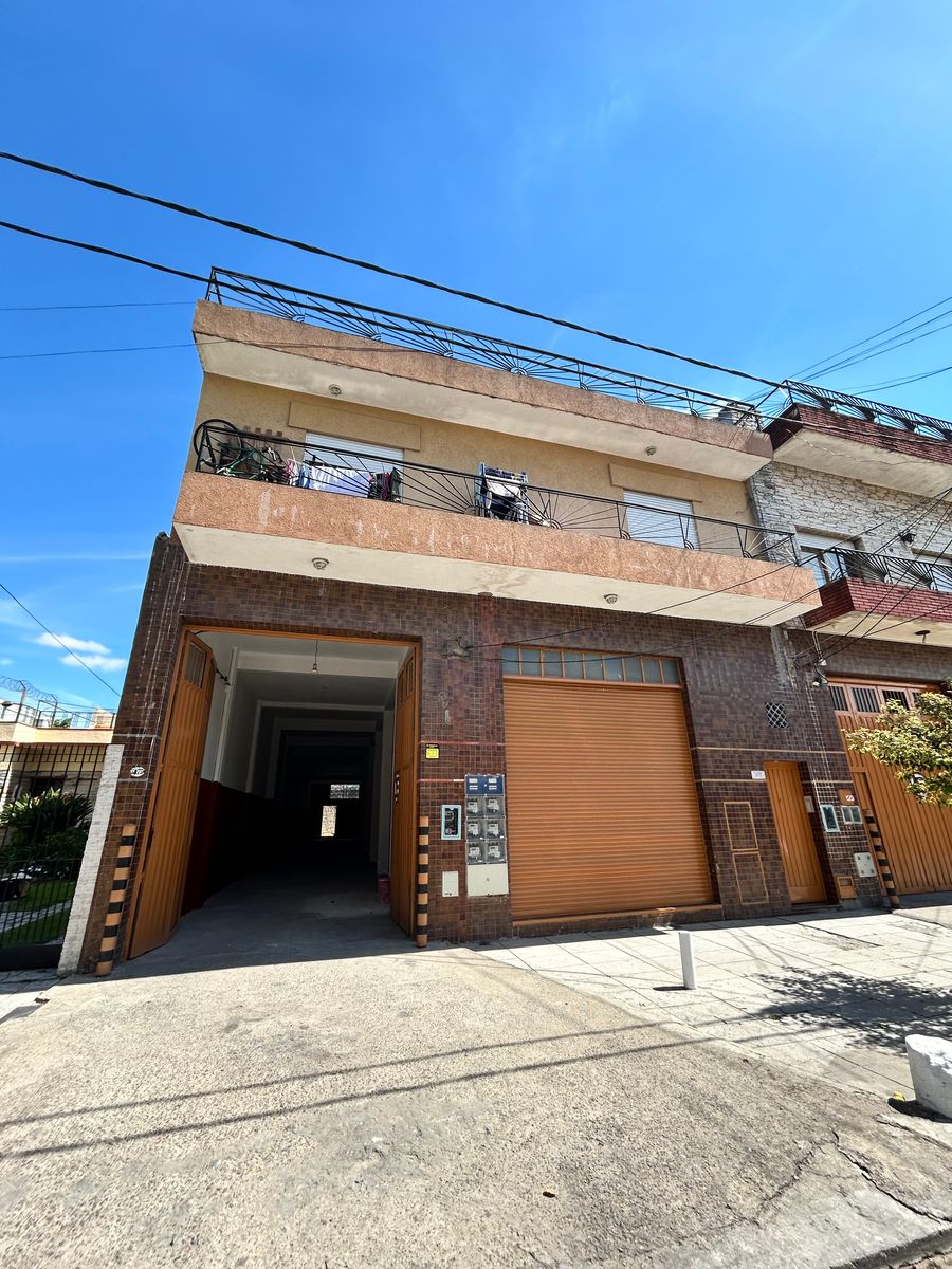 Depósito industrial/comercial con oficina y vestuario.