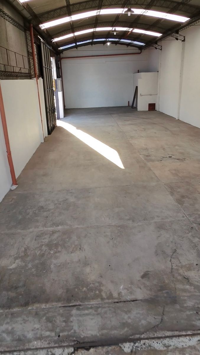 Excelente local comercial con Galpón/depósito — foto 12