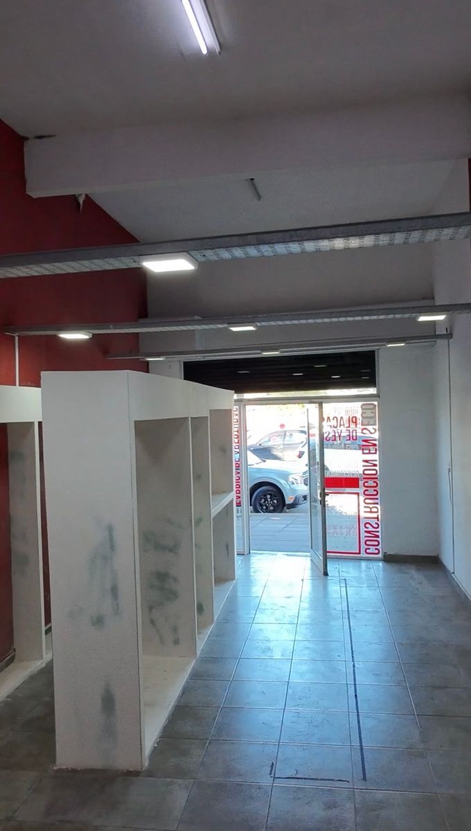 Excelente local comercial con Galpón/depósito — foto 14