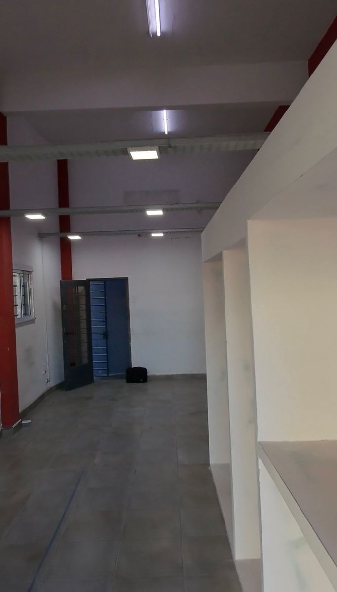 Excelente local comercial con Galpón/depósito - 16