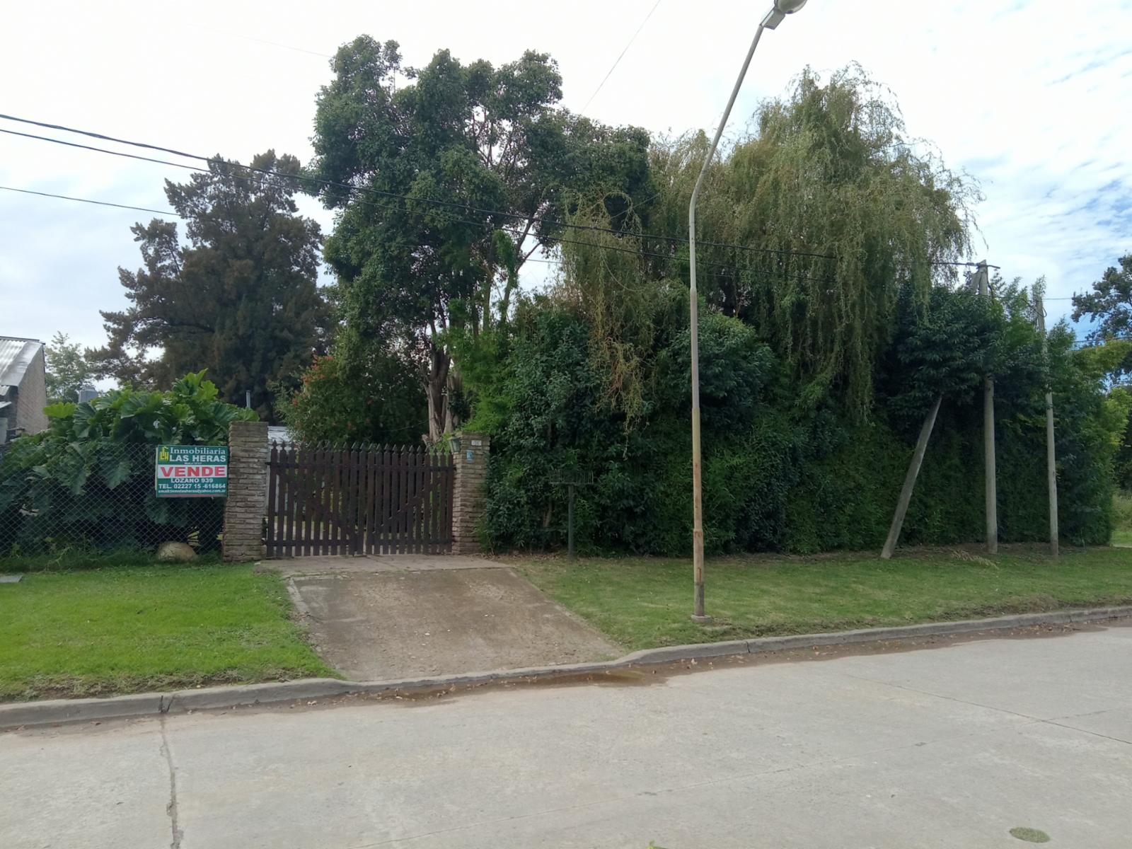 excelente esquina con vivienda antigua a refaccionar — foto 2