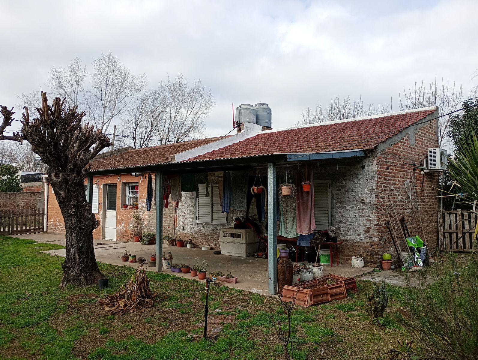 Oportunidad de inversión: Casa con parque y galería a 50 metros del asfalto