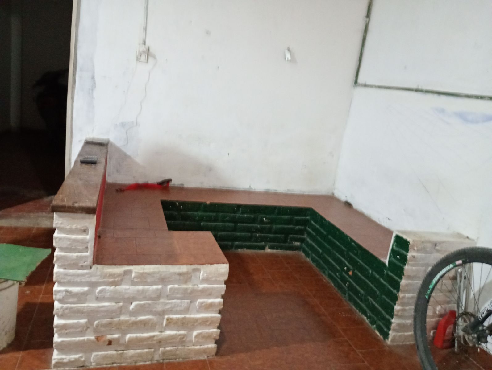 Oportunidad: Vivienda a reciclar con dos locales a metros de la plaza