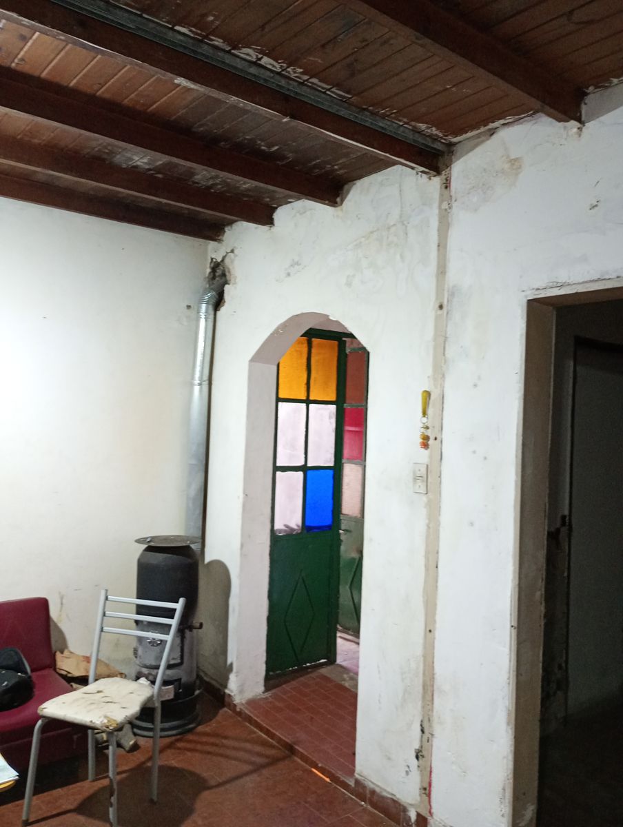 Oportunidad: Vivienda a reciclar con dos locales a metros de la plaza — foto 2