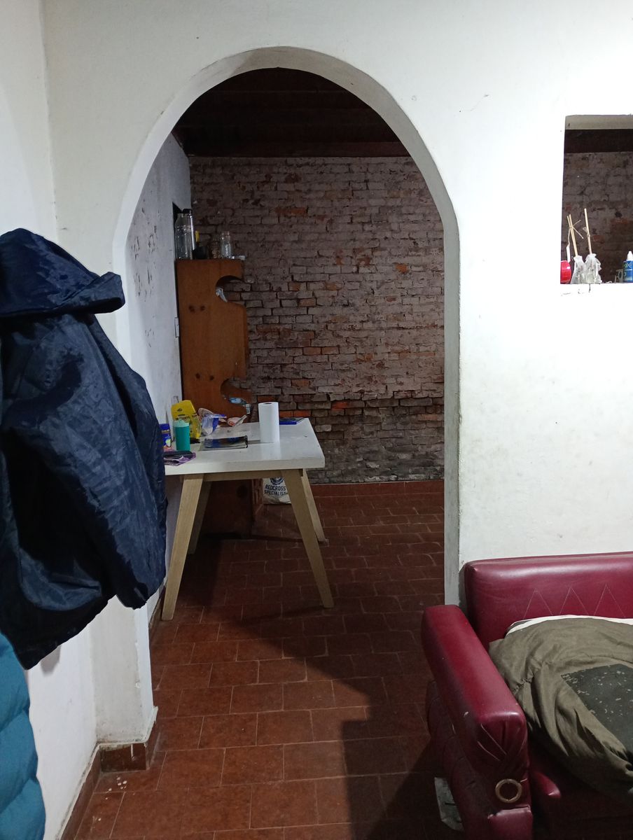 Oportunidad: Vivienda a reciclar con dos locales a metros de la plaza — foto 3