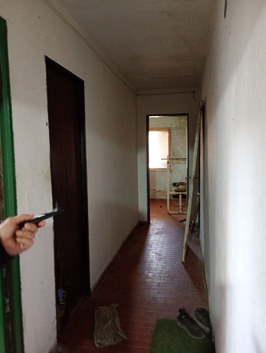 Oportunidad: Vivienda a reciclar con dos locales a metros de la plaza — foto 4