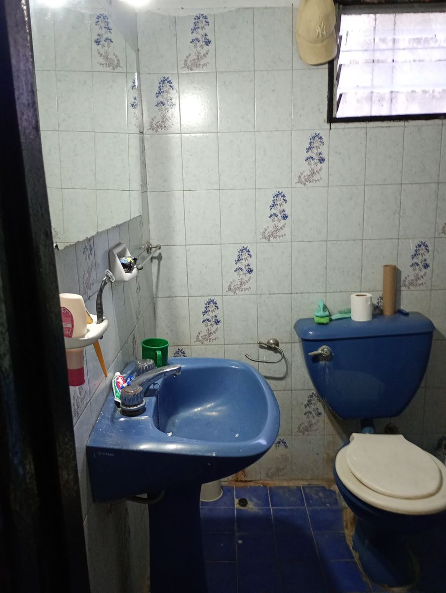 Oportunidad: Vivienda a reciclar con dos locales a metros de la plaza — foto 5