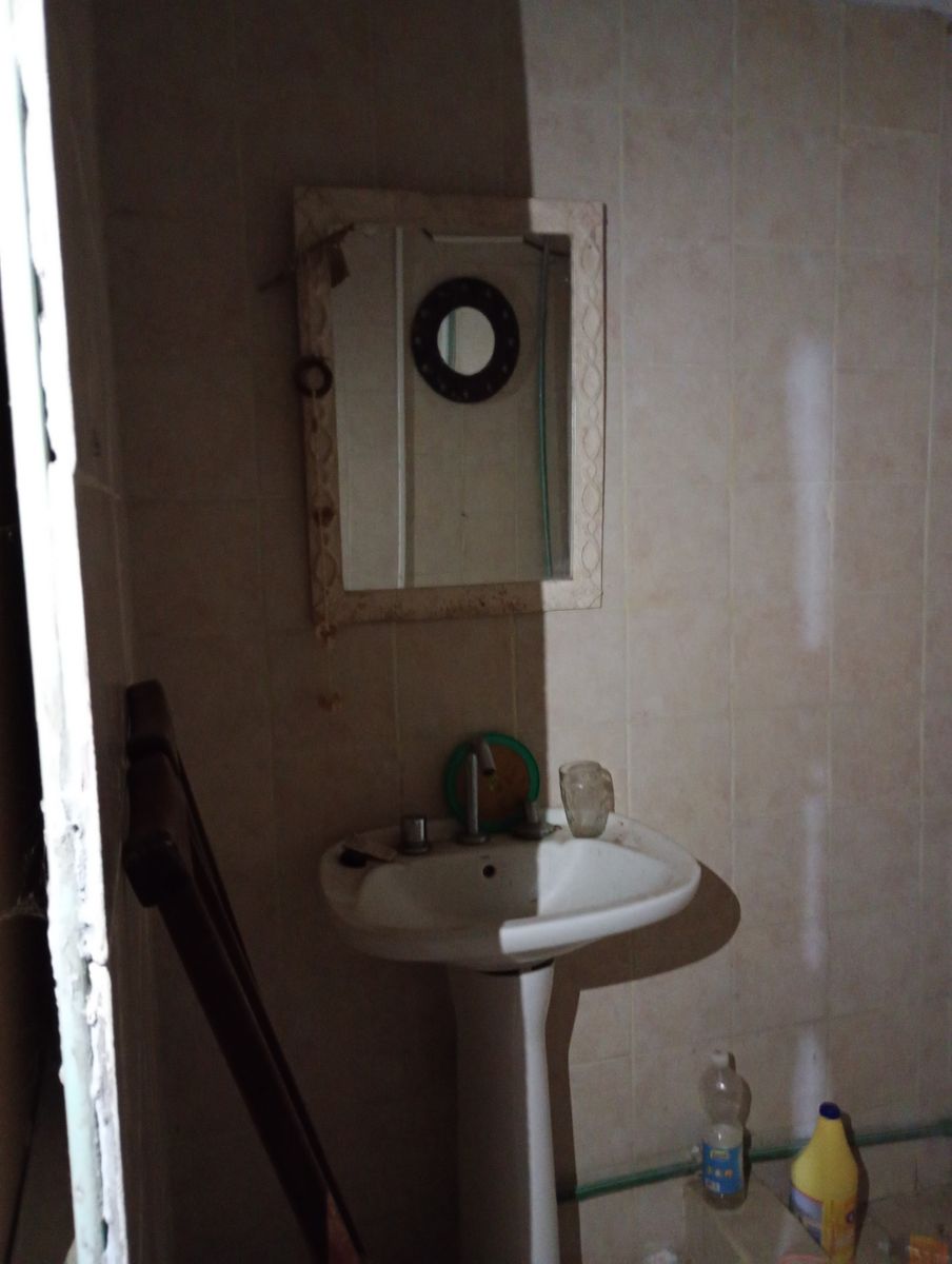 Oportunidad: Vivienda a reciclar con dos locales a metros de la plaza — foto 6