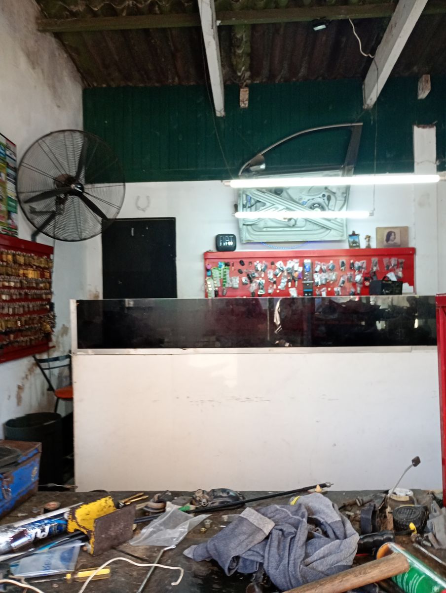 Oportunidad: Vivienda a reciclar con dos locales a metros de la plaza — foto 7