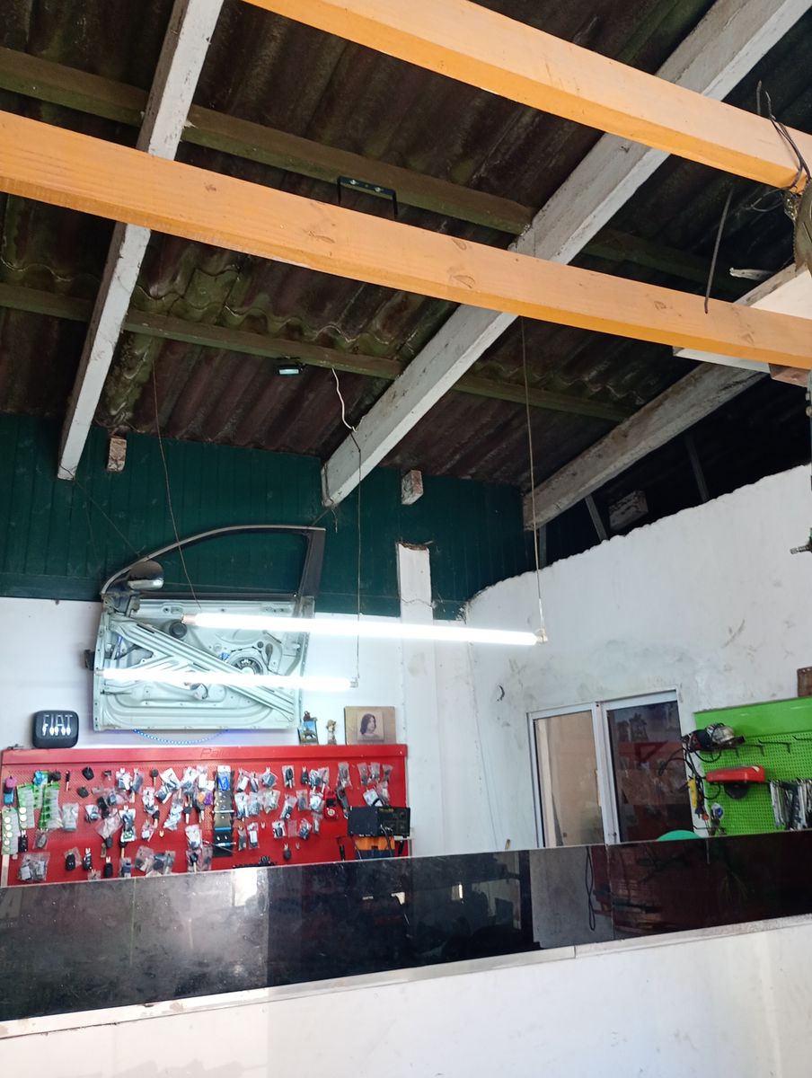 Oportunidad: Vivienda a reciclar con dos locales a metros de la plaza — foto 8