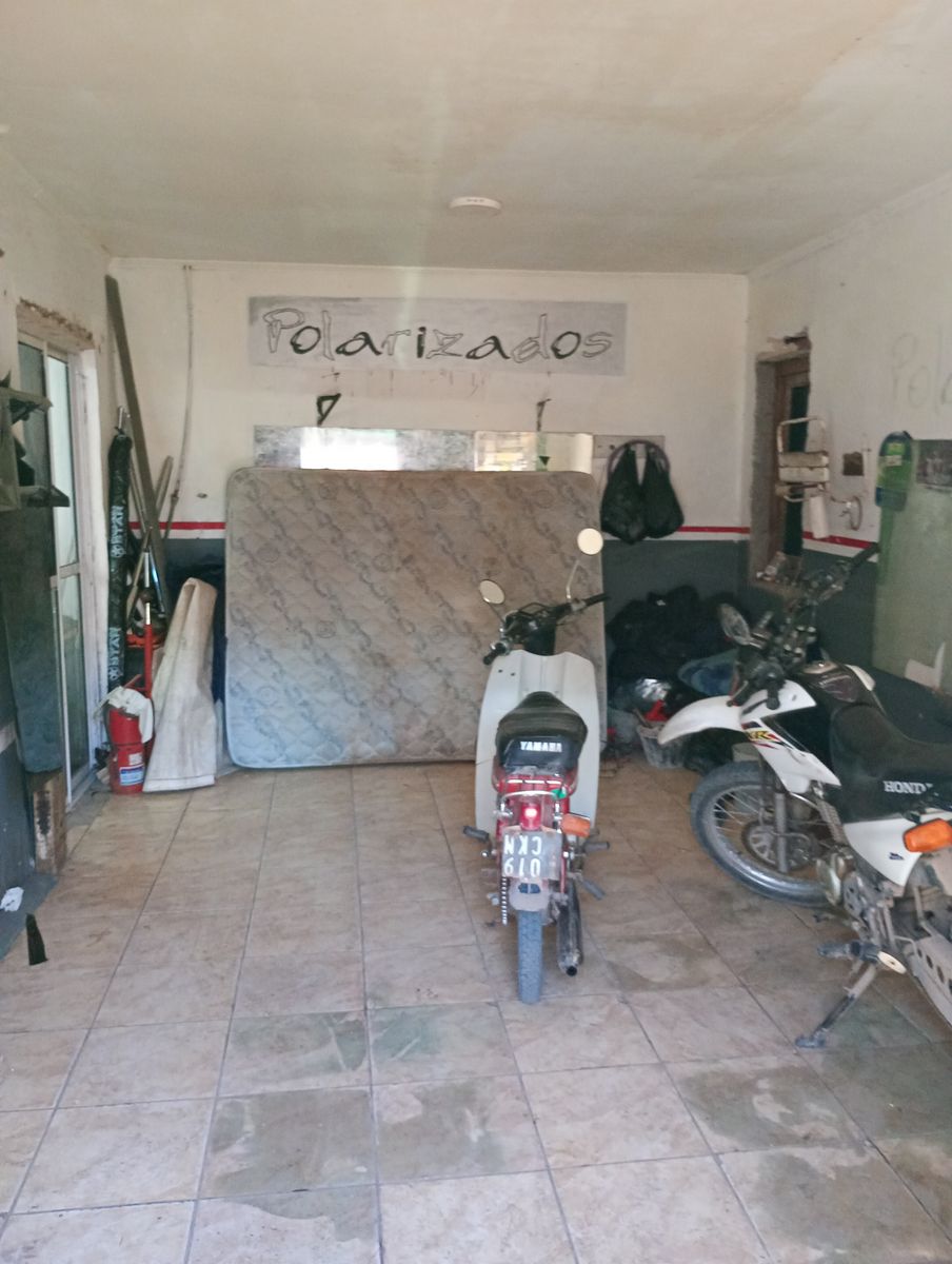 Oportunidad: Vivienda a reciclar con dos locales a metros de la plaza — foto 9