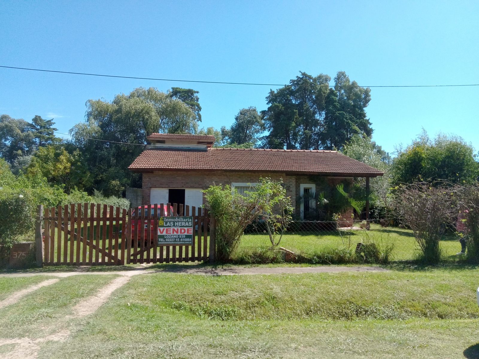 Chalet con gran parque y piscina de material