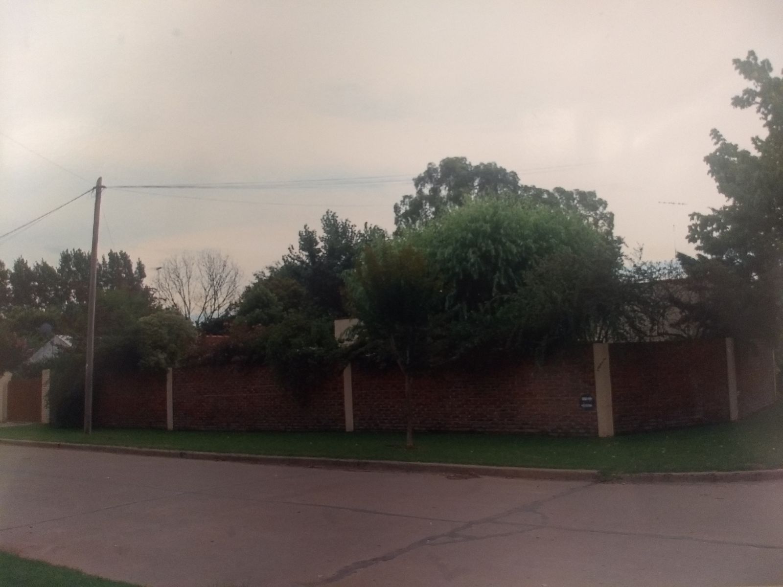 Propiedad sobre doble parcela con servicios completos en Calle Lozano