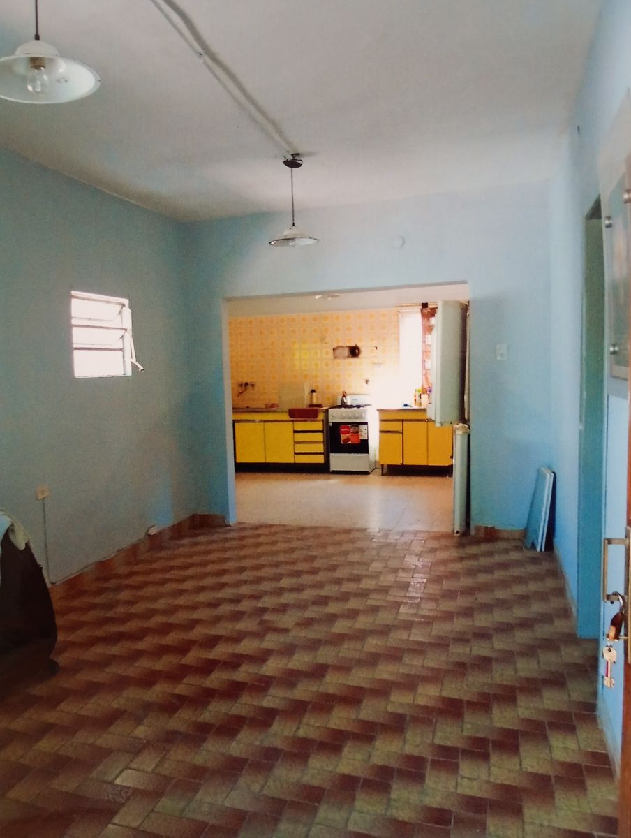 Casa de 2 dormitorios con gran terreno en excelente ubicación