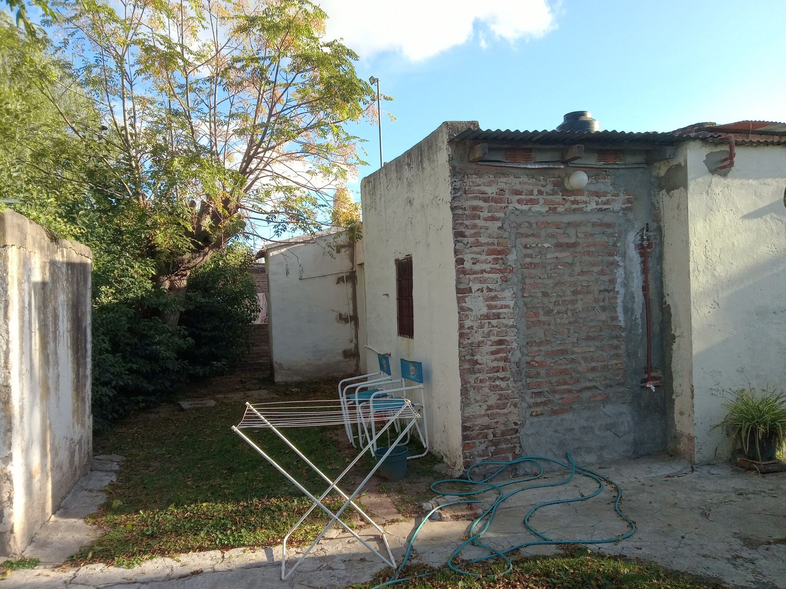 Oportunidad de inversión en Arias 664: Casa, local y departamento sobre amplio terreno — foto 2