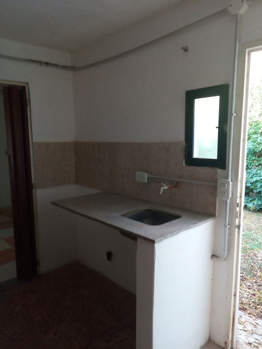 Oportunidad de inversión en Arias 664: Casa, local y departamento sobre amplio terreno — foto 4
