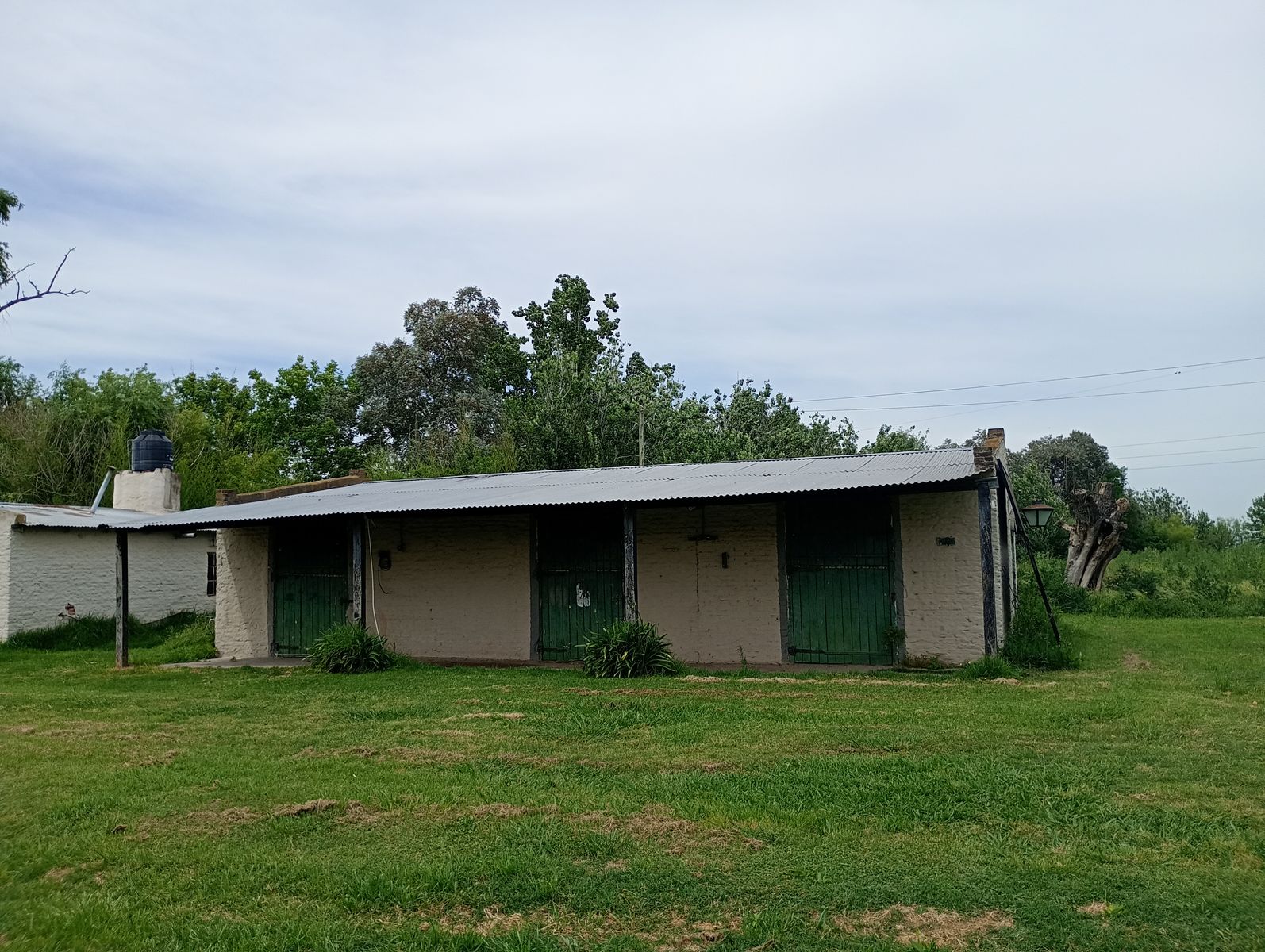 Oportunidad en zona suburbana: Amplio terreno con arboleda y edificación a reciclar