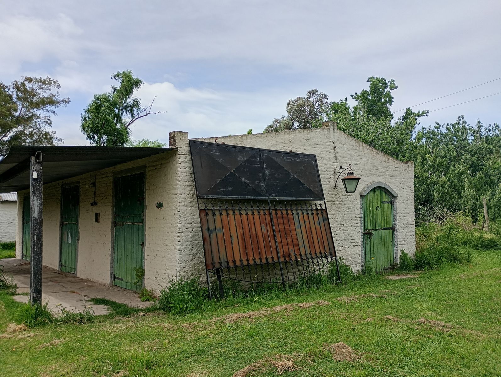 Oportunidad en zona suburbana: Amplio terreno con arboleda y edificación a reciclar — foto 2