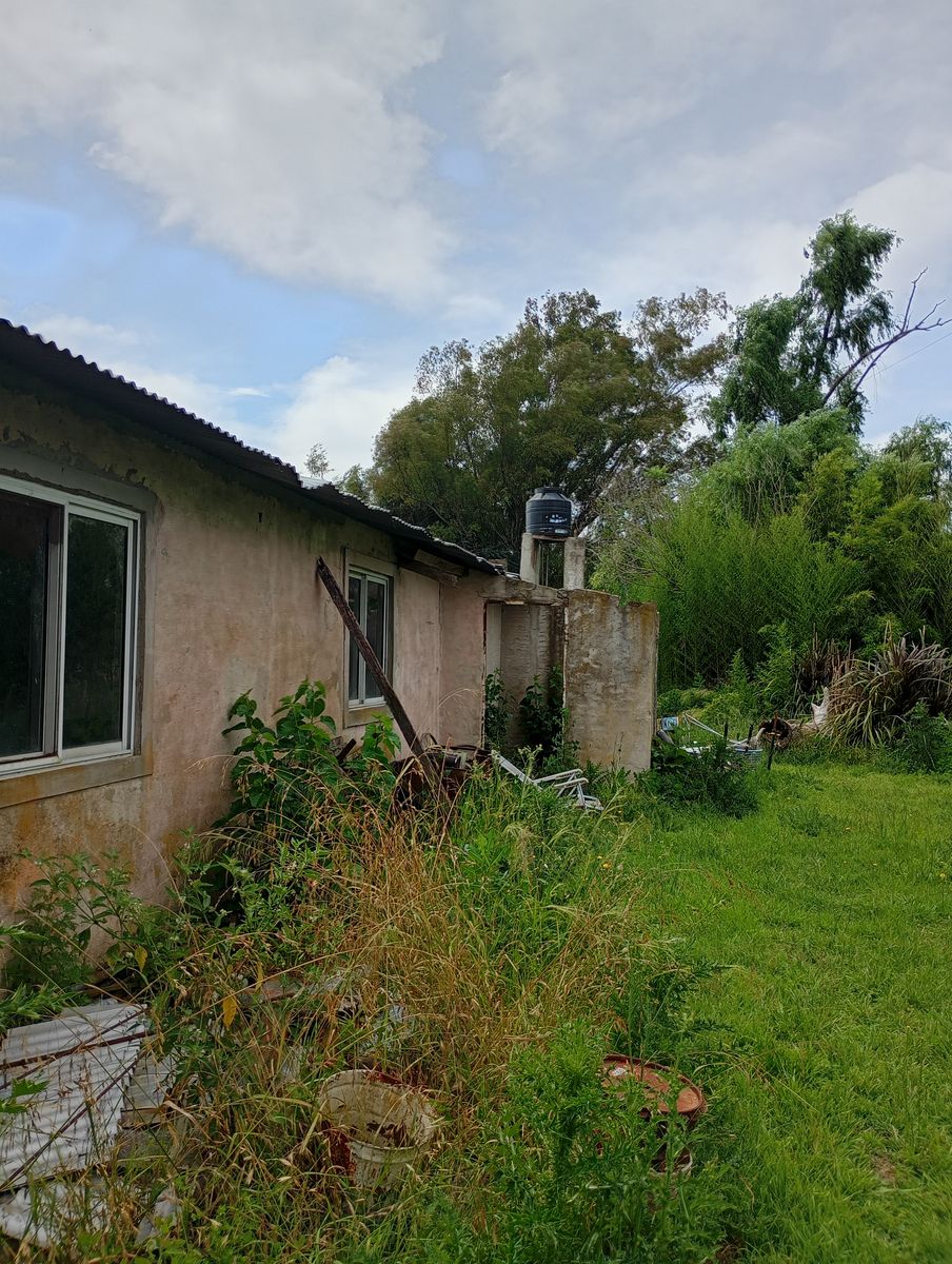 Oportunidad en zona suburbana: Amplio terreno con arboleda y edificación a reciclar — foto 4