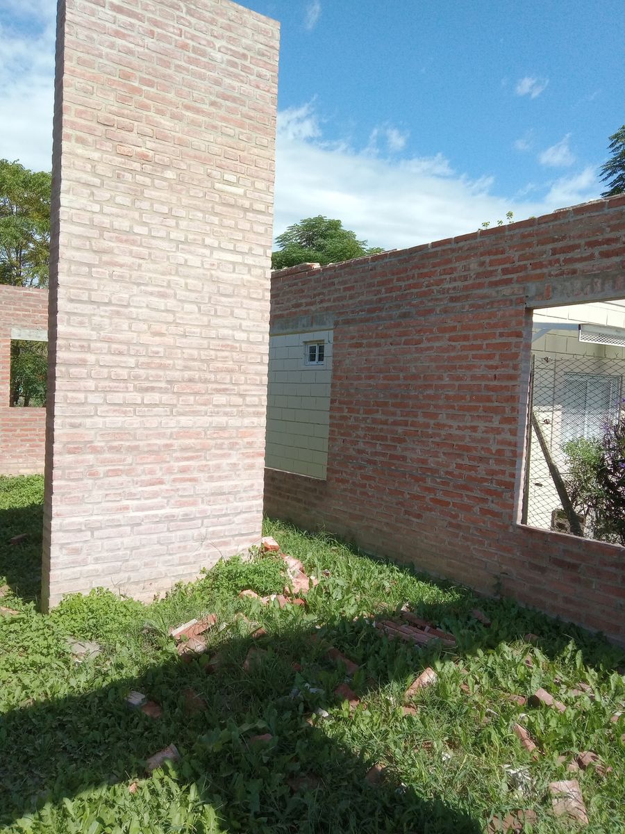 Vivienda a terminar con gran potencial sobre Roque Sáenz Peña 250 - 2
