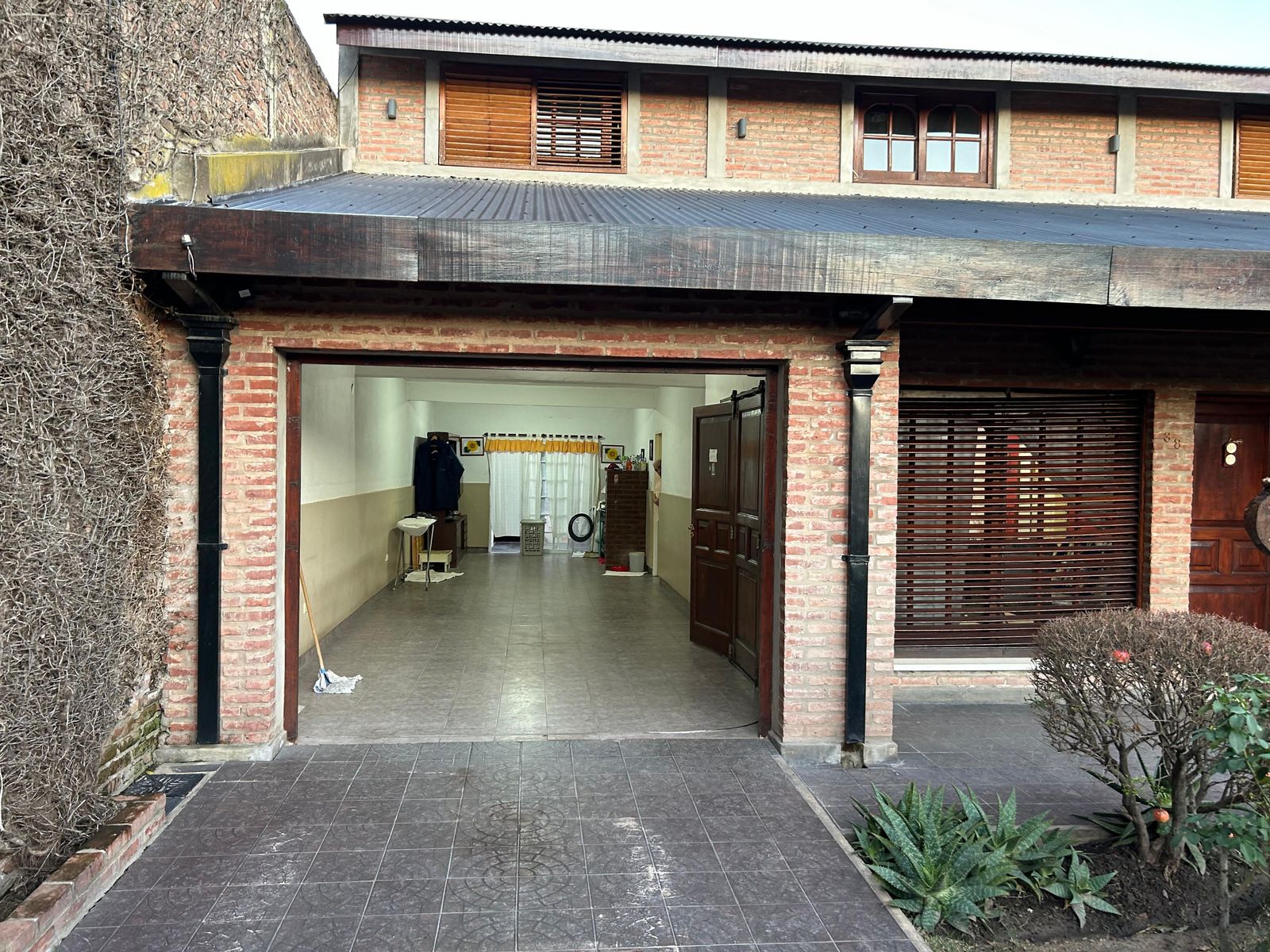 Amplia residencia con departamento independiente y quincho - 2