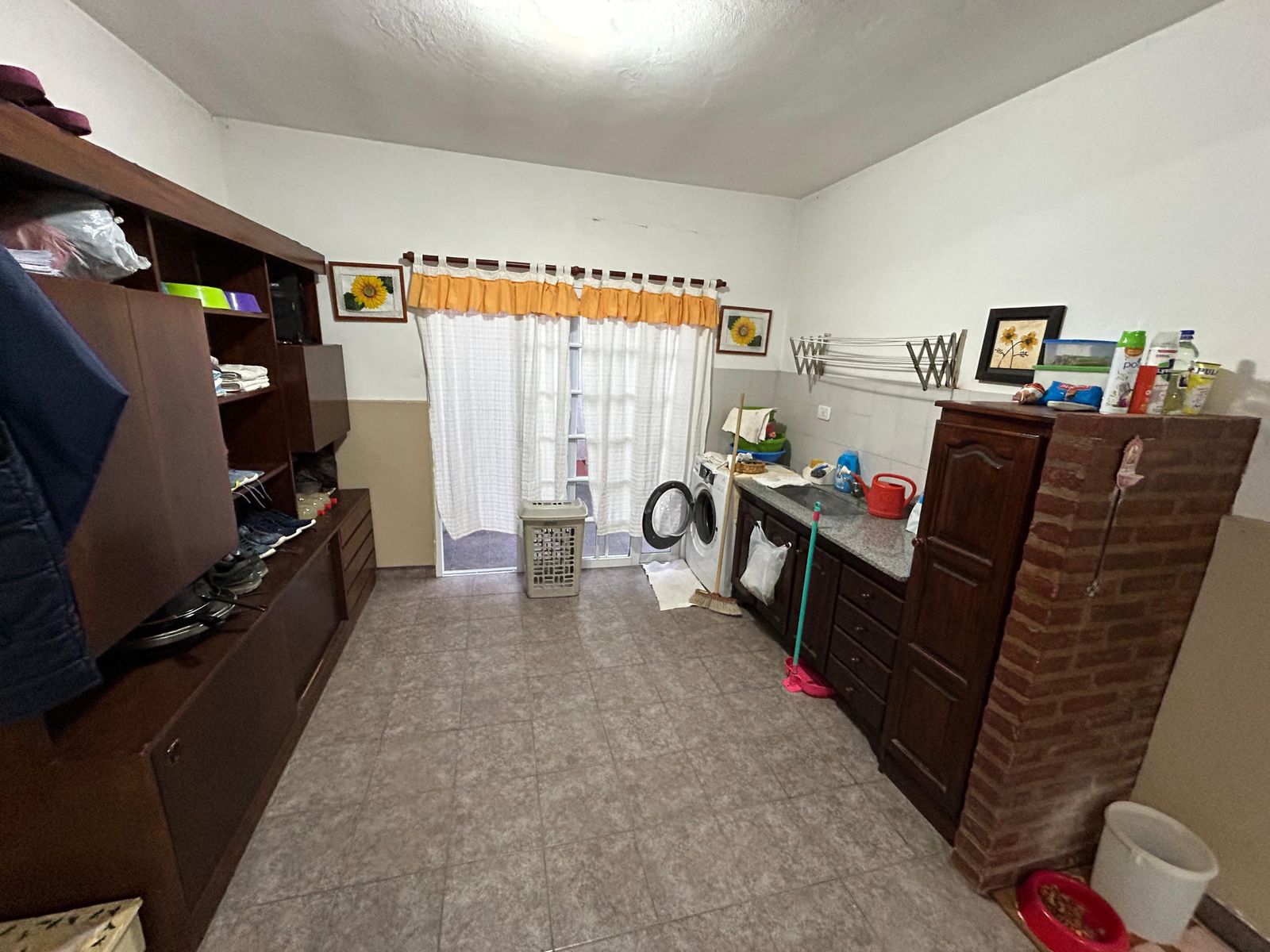 Amplia residencia con departamento independiente y quincho - 4