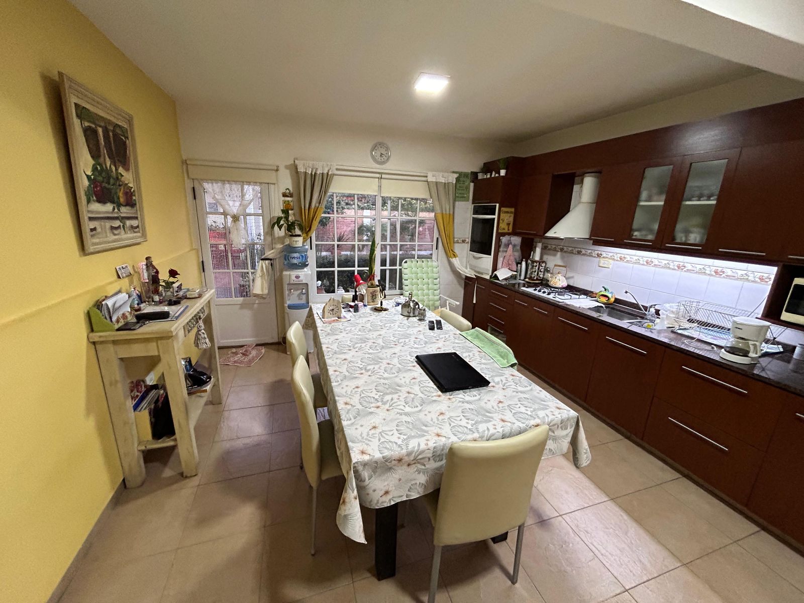 Amplia residencia con departamento independiente y quincho - 6